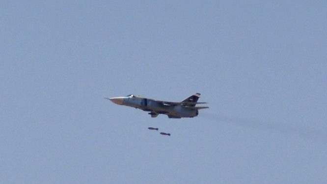 Máy bay Su-24M không quân Syria không kích
