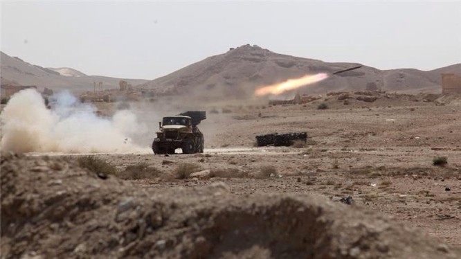 Pháo binh quân đội Syria pháo kích trên chiến trường Palmyra