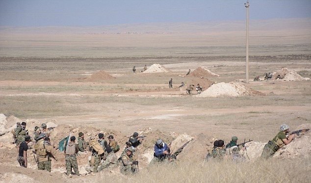 Các chiến binh thuộc lực lượng Hezbollah Iraq trên chiến trường ngoại ô thành phố Mosul, Iraq
