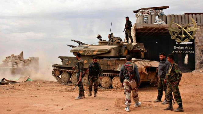 Một phân đội hỏa lực đi cùng bộ binh của quân đội Syria