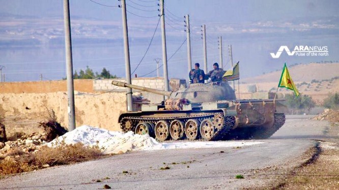 Xe tăng của lực lượng dân quân người Kurd trên hướng tiến về Deir Ezzor