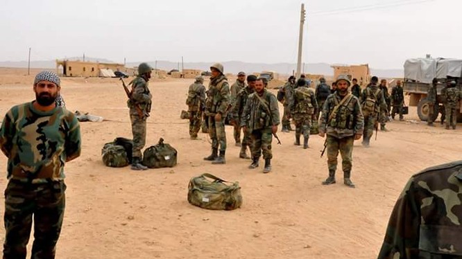 Binh sĩ thuộc quân đoàn tình nguyện số 5 chuẩn bị tấn công vào Palmyra