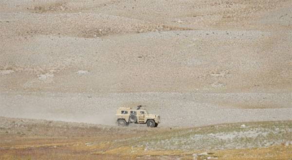 Xe thiết giáp EQ 2050F Trung Quốc trên vùng đồi núi biên giới Afghanistan