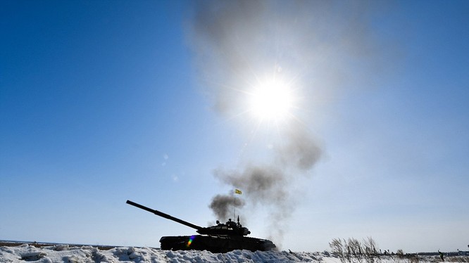 Một chiếc tăng T-72B đang tham gia cuộc đua vòng loại giải tank Biothlon thuộc quân khu phía Đông, Nga