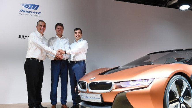 Đại diện của Mobileye, Intel và BMW trong chương trình hợp tác phát triển ô tô thông minh