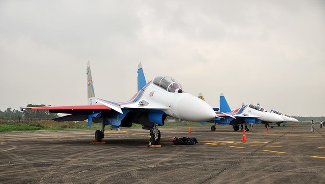 Máy bay tiêm kích đa nhiệm Su-30SM trên sân bay Nội Bài