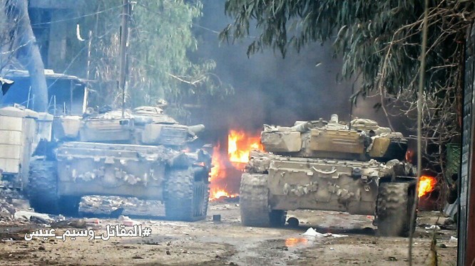 Xe tăng quân đội Syria chiến đấu trên chiến trường Jobar, ngoại ô Damascus