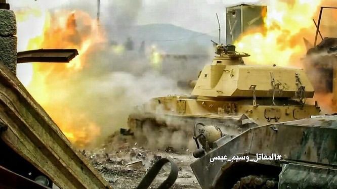 Xe tăng quân đội Syria tấn công ở Damascus