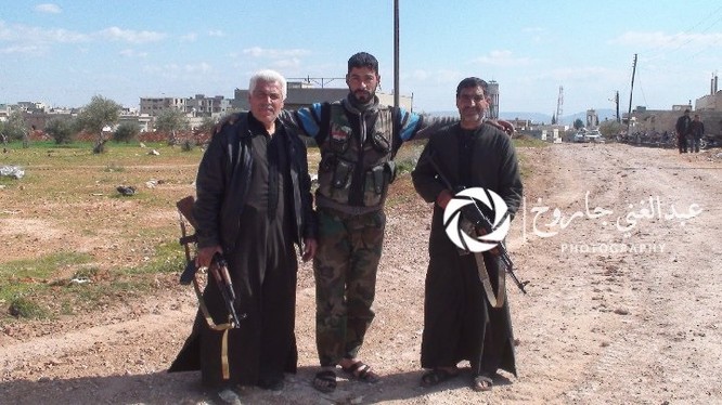 Những dân quân người Sunni, tham gia bảo vệ thị trấn Qomhara, Hama