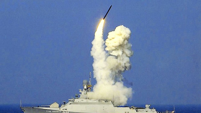 Tàu hộ vệ Nga phóng tên lửa Kalibr