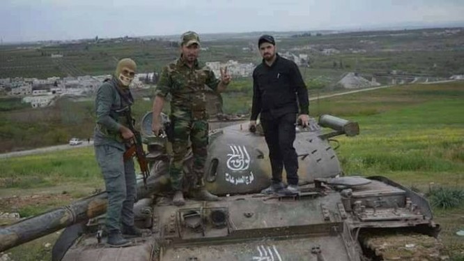 Quânđội Syria thu chiến lợi phẩm một chiếc tăng T-55 của chiến binh thánh chiến ở Hama