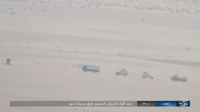 Đoàn xe chiến đấu của quân đội Syria trên sa mạc Palmyra