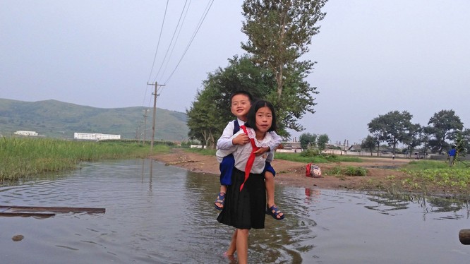 Trẻ em cắp sách tới trường ở Bắc Triều Tiên