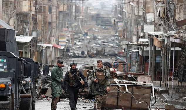 Những binh sĩ Iraq trên đường phố Mosul ở một khu vực đã giải phóng
