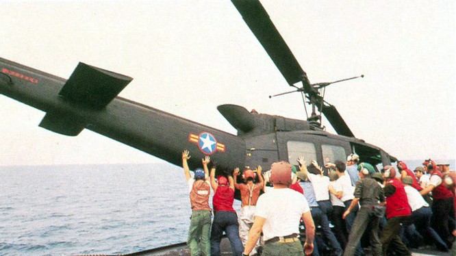 Đẩy trực thăng xuống biển dành chỗ cho người di tản