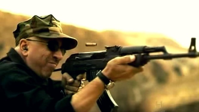 Cựu chiến binh chiến tranh Việt Nam thử súng AK-47
