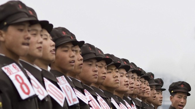 Những người lính Bắc Triều Tiên huấn luyện đội ngũ