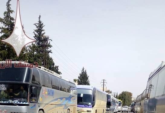 Đoàn xe buýt di tản những người dân bị bao vây trong 2 thị trấn Kefraya và Al-Fu'ah ở tỉnh Idlib