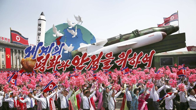 Nhân dân Bình Nhưỡng, khối quần chúng nhân dân bên các mô hình tên lửa, biểu tượng thành công của nền công nghiệp quốc phòng Bắc Triều Tiên