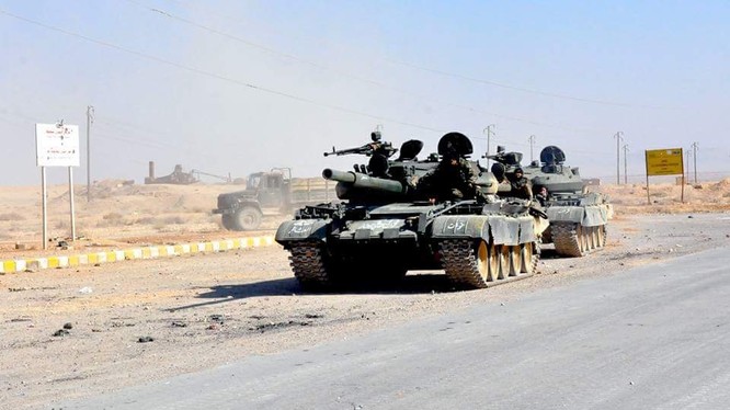 Đoàn xe tăng quân đội Syria trên chiến trường Palmyra