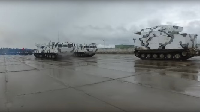 Các xe thiết giáp Bắc Cực huấn luyện diễu hành 