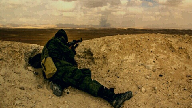 Một binh sĩ thuộc lực lượng Săn IS trên vùng sa mạc Palmyra