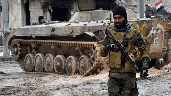 Một binh sĩ Syria thuộc lực lượng Tiger đang chuẩn bị cho cuộc tấn công