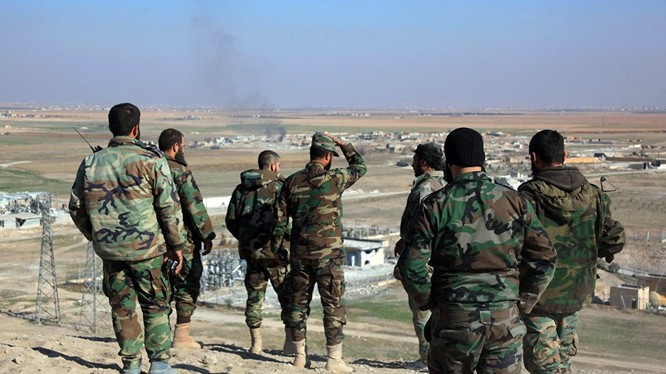 Sỹ quan, binh sĩ quân đội Syria trên chiến trường Hama