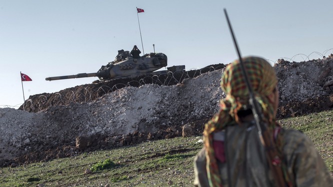 Xe tăng Thổ Nhĩ Kỳ trên vùng biên giới Syria