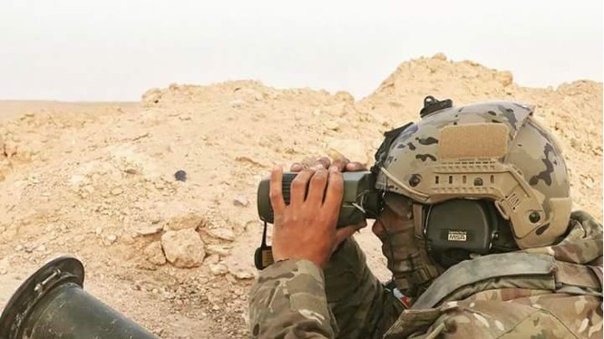 Một binh sĩ, có thể là đặc nhiệm Nga đang theo dõi tình tình trên chiến trường Palmyra