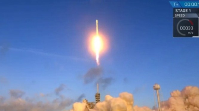Tên lửa Falcon 9 được phóng đi từ sân bay vũ trụ ở Florida, Mỹ