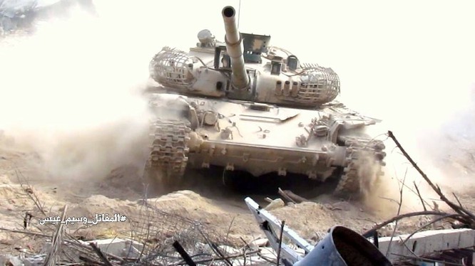 Xe tăng quân đội Syria tiến công trên chiến trường Damascus