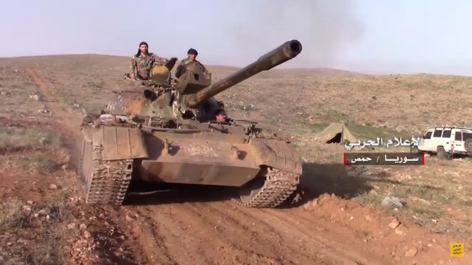 Xe tăng quân đội Syria tiến công trên chiến trường Palmyra