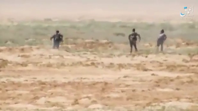 Binh sĩ quân đội Syria rút lui trong làn đạn của IS