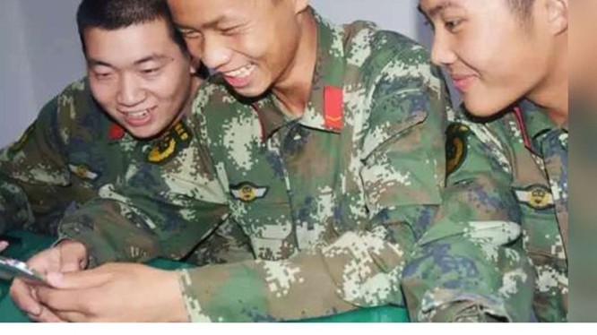 Binh sĩ quân đội Trung Quốc với điện thoại smartphone