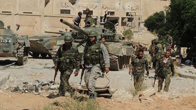 Binh sĩ quân đội Syria tiến hành cuộc tấn công trên chiến trường ngoại ô Damascus
