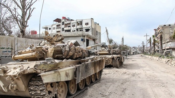 Những chiếc xe tăng quân đội Syria, tơi tả trong những trận chiến bất tận