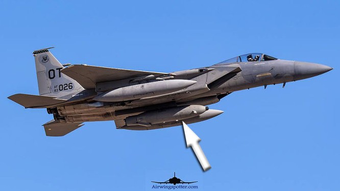 Máy bay chiến đấu F-15C với thùng container Talon HATE