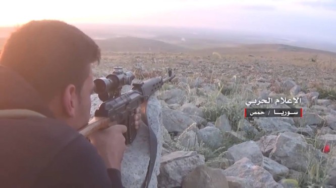 Binh sĩ bắn tỉa trên chiến trường phía đông tỉnh Homs