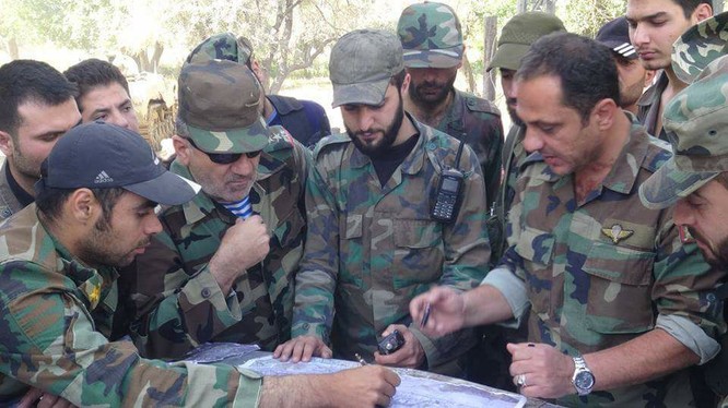 Các sĩ quan quân đội Syria thảo luận kế hoạch tác chiến ở quận Al-Qaboun