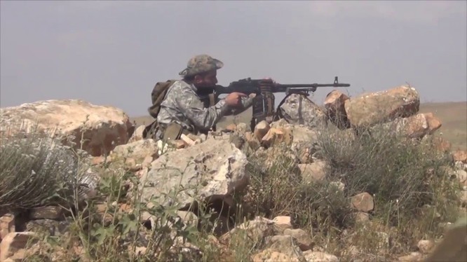 Binh sĩ quân đoàn tình nguyện số 5 tấn công trên vùng sa mạc đông Aleppo