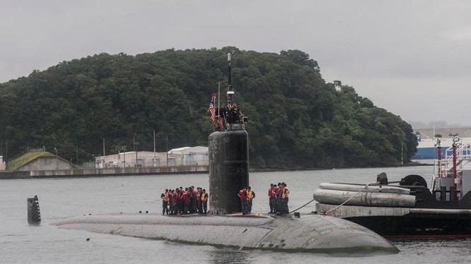 Tàu ngầm hạt nhân tấn công USS Santa Fe SSN-763 cập cảng căn cứ quân sự Mỹ Yokosuka ở Nhật Bản