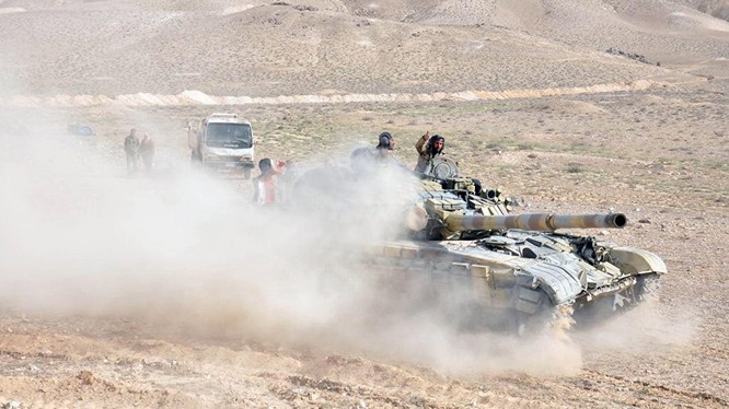 Xe tăng quân đội Syria tiến công trên vùng sa mạc tỉnh Homs