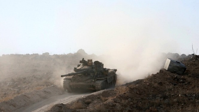 Xe tăng quân đội Syria tấn công trên tuyến đường Ithriya-Khanasser 