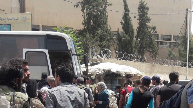 Nhóm chiến binh thánh chiến di tản từ Al-Qaboun về tỉnh Idlib
