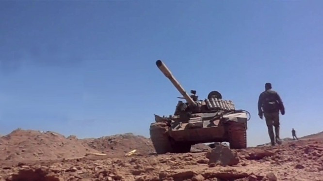 Binh sĩ và xe tăng quân đội Syria trên chiến trường Deir Ezzor