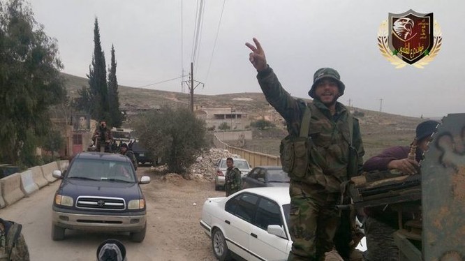 Một đơn vị vũ trang địa phương NDF trên đường tiếp viện khu vực giao chiến với IS