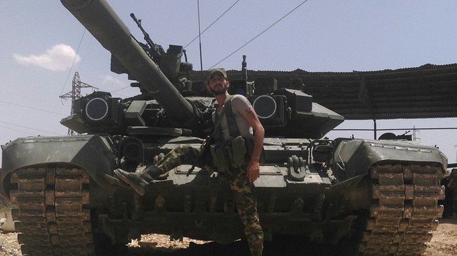 Binh sĩ lực lượng Tiger và xe tăng T-90 trên chiến trường Syria