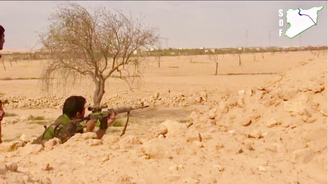 Một xạ thủ bắn tỉa người Kurd trên chiến trường gần thành phố Raqqa