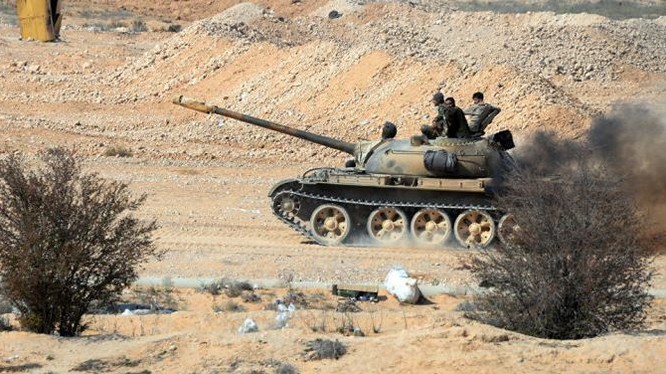 Xe tăng quân đội Syria tấn công trên chiến trường Hama